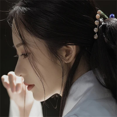 孤傲冷艳淡漠女生头像