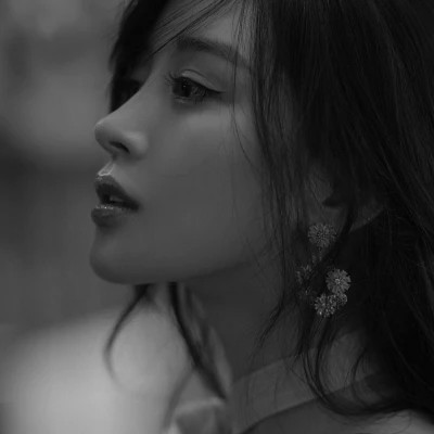 黑白冷淡风女生头像