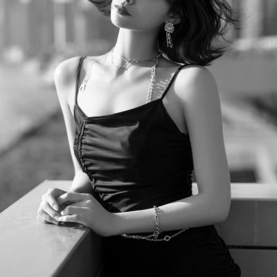 黑白冷淡风女生头像
