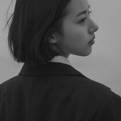黑白冷淡风女生头像
