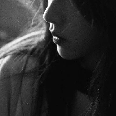 黑白冷淡风女生头像