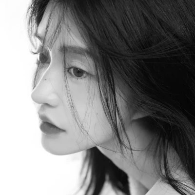 黑白冷淡风女生头像