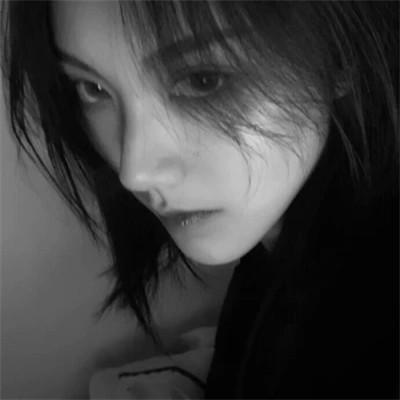 黑白冷淡风女生头像