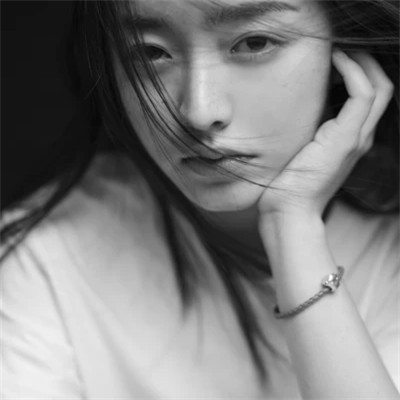 黑白冷淡风女生头像