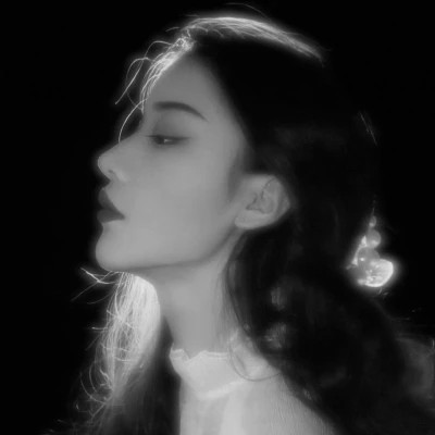 黑白冷淡风女生头像