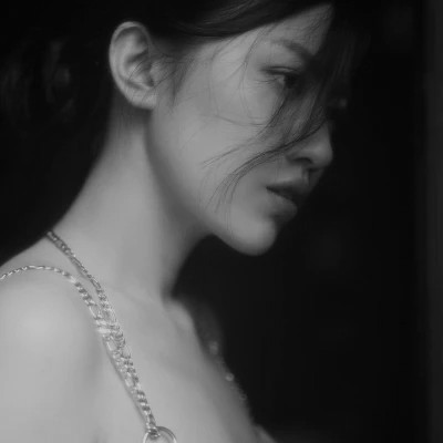 黑白冷淡风女生头像