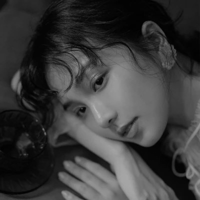 黑白冷淡风女生头像