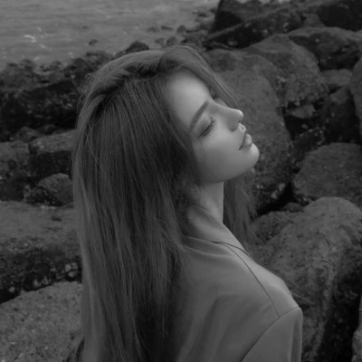 黑白冷淡风女生头像