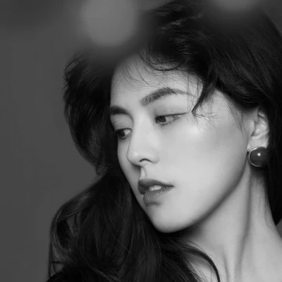 黑白冷淡风女生头像