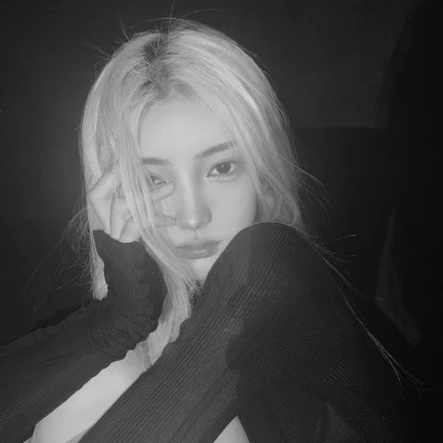 黑白冷淡风女生头像