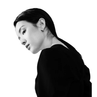 高冷黑白女生头像