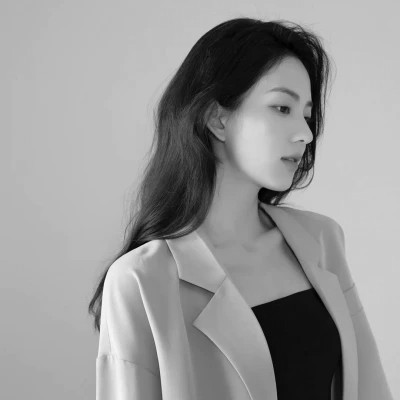 高冷黑白女生头像