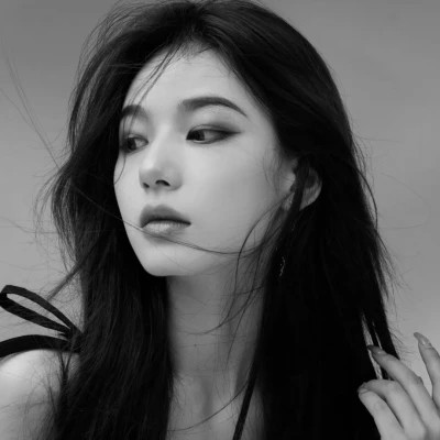 高冷黑白女生头像
