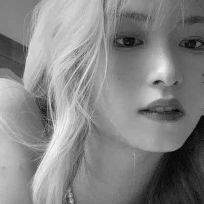 高冷黑白女生头像