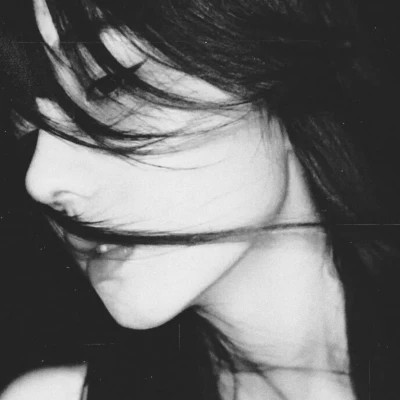高冷黑白女生头像