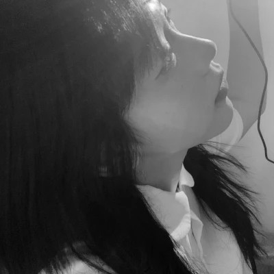 高冷黑白女生头像