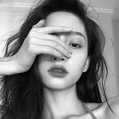 高冷黑白女生头像