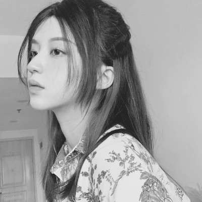 高冷黑白女生头像