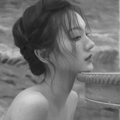 高冷黑白女生头像