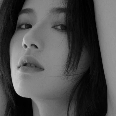 高冷黑白女生头像