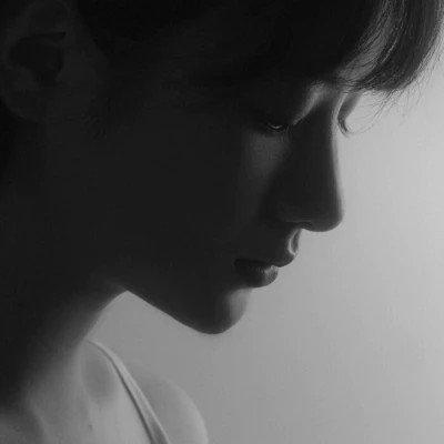 高冷黑白女生头像