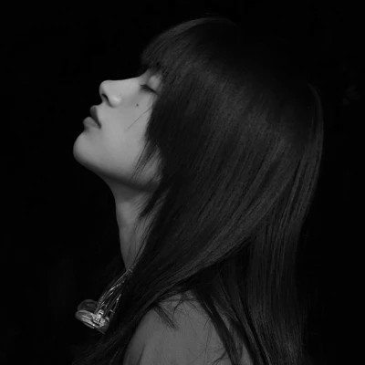 高冷黑白女生头像