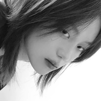 高冷黑白女生头像