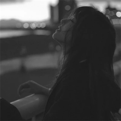 高冷黑白女生头像