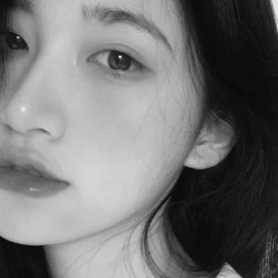 高冷黑白女生头像