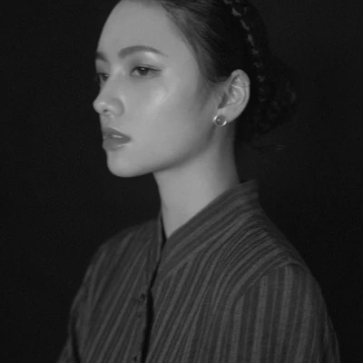 高冷黑白女生头像