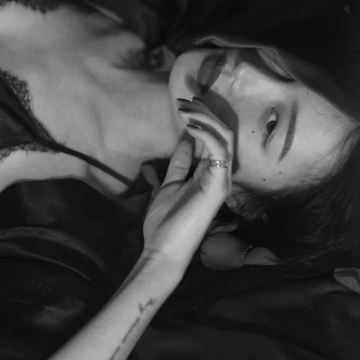 高冷黑白女生头像