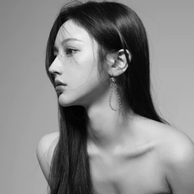 高冷黑白女生头像