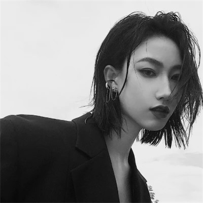 高冷黑白女生头像