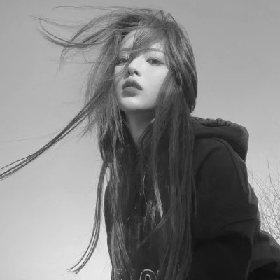 高冷黑白女生头像