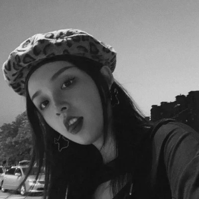 高冷黑白女生头像