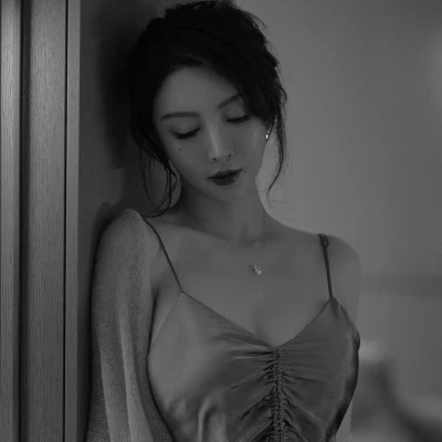 高冷黑白女生头像