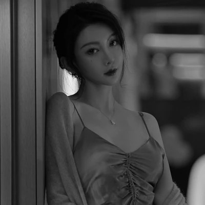 高冷黑白女生头像