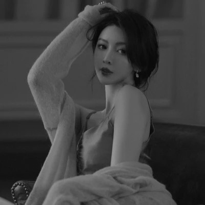 高冷黑白女生头像