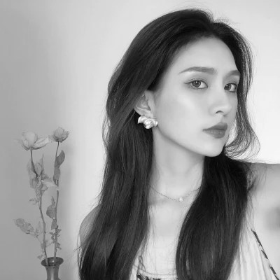 高冷黑白女生头像