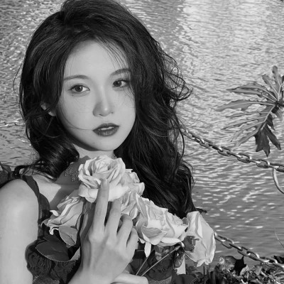 黑白气质美女头像图片