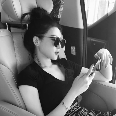 高质量黑白温柔女头像