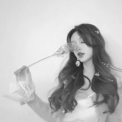 高质量黑白温柔女头像