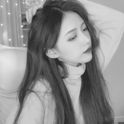 高质量黑白温柔女头像