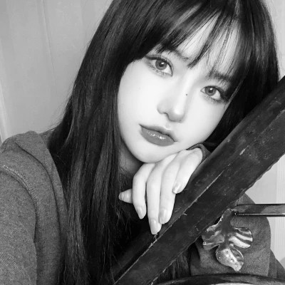 高质量黑白温柔女头像