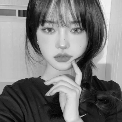 高质量黑白温柔女头像