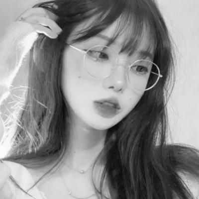 高质量黑白温柔女头像