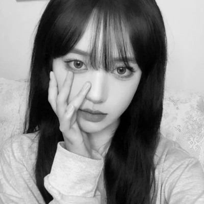 高质量黑白温柔女头像