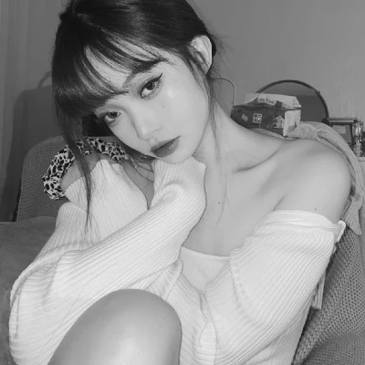 高质量黑白温柔女头像