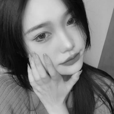 高质量黑白温柔女头像