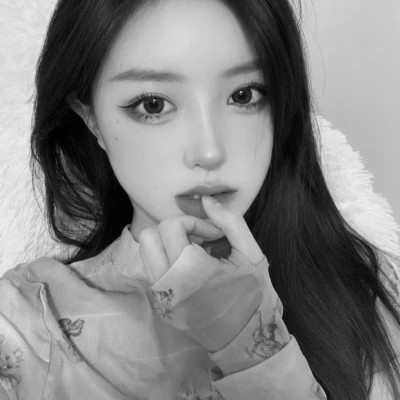 黑白女生微信头像